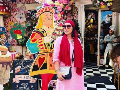 وقتی همسر محمد علیزاده با یه تیر چند تا نشون میزنه؛ سارا منجزی‌پور تولد خودش و دخترش و کریسمس رو توی یه روز برگزار کرد!+ویدیو