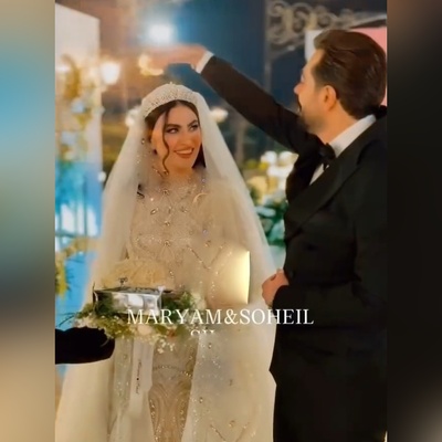 لحظه ورود باشکوه مریم مومن و همسرش سهیل قاصدی به تالار عروسی به همراه آتش بازی / قبول دارین خیلی به هم میان؟