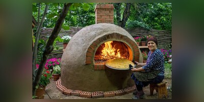 ویدیو/ طراحی خلاقانۀ تنور خانگی برای پخت نان سنتی در روستای آذربایجان