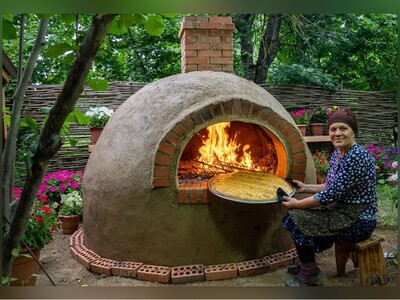 ویدیو/ طراحی خلاقانۀ تنور خانگی برای پخت نان سنتی در روستای آذربایجان