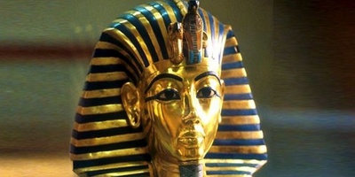 عکس | کشف دمپایی طلایی توت عنخ آمون فرعون جوان مصری / صندل 3300 ساله با حکاکی نمادهای مصری