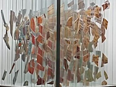 ویدیو/ خلاقیت بی‌نظیر یک هنرمند اروپایی در طراحی و ساخت المان شهری 4 بعدی با شیشه‌های رنگی شکسته/ بهت و حیرت رهگذران از عظمت و زیبایی این نماد شهری