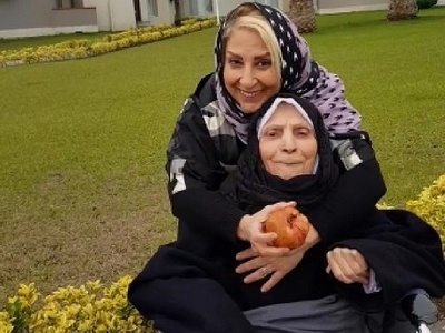 اشک های سیل آسای مرجانه گلچین از فقدان مادرش سرازیر شد: آخرین باری که مادرم را بغل کردم روز مرگش بود! حواستون به من باشه من تنها و بی کسم!