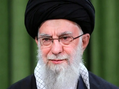 شعرخوانی فراموش‌نشدنی رهبر شهید انقلاب با غزل اخوان ثالث خطاب به صحیفه‌ی سجّادیه / ای تکیه‌گاه و پناه ... تنهایی و خلوت من