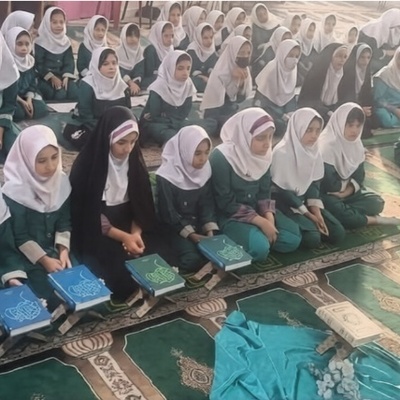 (عکس) وقتی شهر ایستاد؛ روایت متفاوت یک کلاس درس در شلوغ‌ترین نقطه تبریز