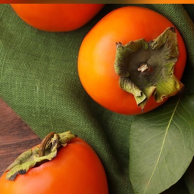 (ویدئو) خرمالو را با پوست نخورید! اتفاقی که در معده شما می‌افتد، شوکه‌تان می‌کند.