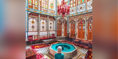 (ویدیو) نگاهی زیبا به خانه‌ی شاه‌نشین ملاباشی در اصفهان/ از خاص‌ترین خانه های دوران قاجار با معماری منحربه‌فرد و شیشه‌ های رنگی و فضایی خیال‌ انگیز که روح انسان را جلا میدهد😍