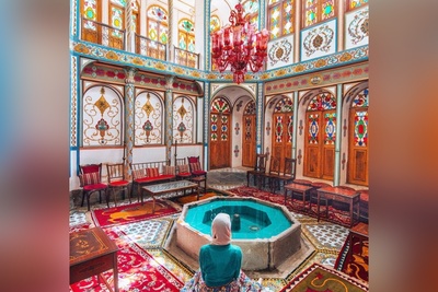 (ویدیو) نگاهی زیبا به خانه‌ی شاه‌نشین ملاباشی در اصفهان/ از خاص‌ترین خانه های دوران قاجار با معماری منحربه‌فرد و شیشه‌ های رنگی و فضایی خیال‌ انگیز که روح انسان را جلا میدهد😍