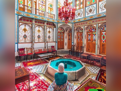 (ویدیو) نگاهی زیبا به خانه‌ی شاه‌نشین ملاباشی در اصفهان/ از خاص‌ترین خانه های دوران قاجار با معماری منحربه‌فرد و شیشه‌ های رنگی و فضایی خیال‌ انگیز که روح انسان را جلا میدهد😍