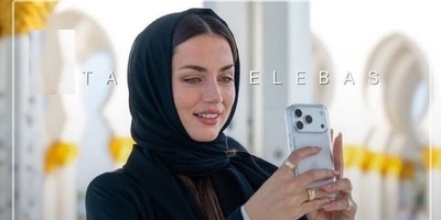 درخشش متفاوت آنا دِ آرماس با حجاب در مسجد مشهور امارات / نگاهی به تیپ خانم بازیگر