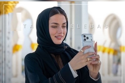 درخشش متفاوت آنا دِ آرماس با حجاب در مسجد مشهور امارات / نگاهی به تیپ خانم بازیگر