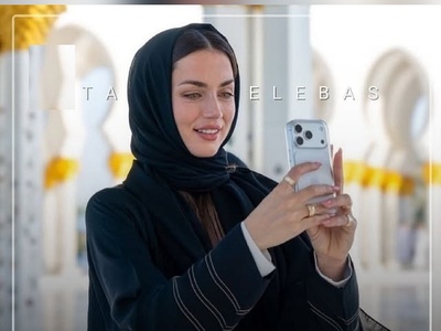 درخشش متفاوت آنا دِ آرماس با حجاب در مسجد مشهور امارات / نگاهی به تیپ خانم بازیگر