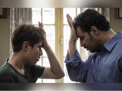 (ویدئو) سکانسی دیدنی از معلمی جواد عزتی در فیلم خورشید/ به دانش‌آموزش میگه بهم یاد بده چجوری سه نفر رو زدی!😂