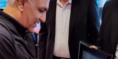 نگاهی به مراسم رونمایی از مدل ماشین چینی «اسکای‌ول ET5» مهران مدیری در لاکچری‌ترین مجتمع خودرویی ایران/ آقای مدیری داره آرزوی جوان ایرانی رو زندگی میکنه