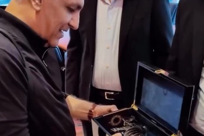 نگاهی به مراسم رونمایی از مدل ماشین چینی «اسکای‌ول ET5» مهران مدیری در لاکچری‌ترین مجتمع خودرویی ایران/ آقای مدیری داره آرزوی جوان ایرانی رو زندگی میکنه