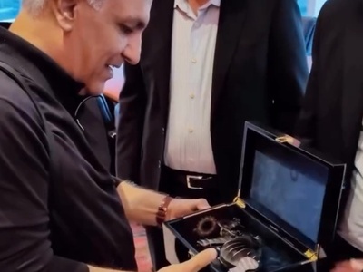 نگاهی به مراسم رونمایی از مدل ماشین چینی «اسکای‌ول ET5» مهران مدیری در لاکچری‌ترین مجتمع خودرویی ایران/ آقای مدیری داره آرزوی جوان ایرانی رو زندگی میکنه