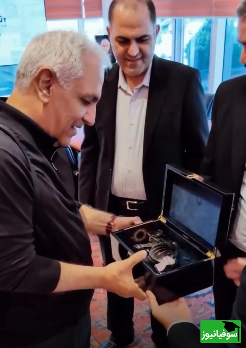 نگاهی به مراسم رونمایی از مدل ماشین چینی «اسکای‌ول ET5» مهران مدیری در لاکچری‌ترین مجتمع خودرویی ایران/ آقای مدیری داره آرزوی جوان ایرانی رو زندگی میکنه