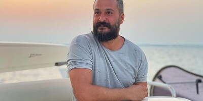 گلچینی از دکلمه خوانی دلنشین میلاد کی‌مرام در برنامه دورهمی / در راه رسیدن به تو گیرم که بمیرم... اصلاً به تو افتاد مسیرم که بمیرم!