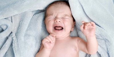 (ویدئو) چرا نوزادم بعد شیر خوردن این‌قدر گریه می‌کنه؟ این روش خانگی کولیک رو در کمتر از 5 دقیقه آرام می‌کنه