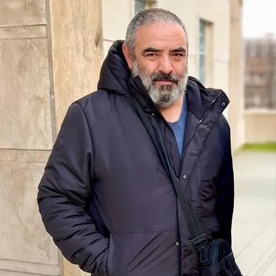 کلاهبرداری تحصیلی به سبک حسن معجونی، ناصر سریال اسباب زحمت: کلاس دوم ابتدایی سر املا مردود شدم ولی یکسالِ تمام یواشکی میرفتم کلاس سوم؛ آخرای سال فهمیدند و...+فیلم