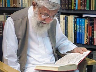 (ویدئو) اشاره یکی از مدال‌آوران المپیادهای علمی به تصویری که اخیرا از مطالعۀ رهبر معظم انقلاب در کتابخانه شخصی‌شان منتشر شده بود