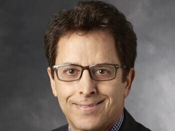 (ویدئو) پایان مرگ مغزی با اختراع انقلابی دکتر «جمشید قاجار»؛ نخبه ایرانی که تشخیص ضربه مغزی را تنها در 60 ثانیه ممکن کرد