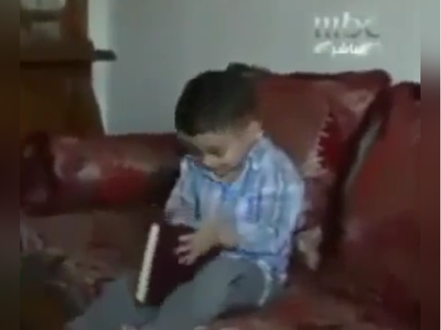 (ویدئو) کودک 3 ساله‌ای که معجزه کرد/ ماشالا به استعدادش ملت تو این سن تازه می‌خوان حرف زدن یاد بگیرن...