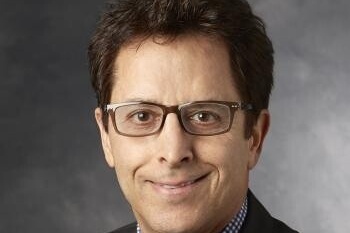 (ویدئو) پایان مرگ مغزی با اختراع انقلابی دکتر «جمشید قاجار»؛ نخبه ایرانی که تشخیص ضربه مغزی را تنها در 60 ثانیه ممکن کرد