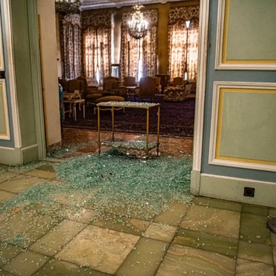 تصاویری از ریزش سقف و آینه‌کاری‌های کاخ سعدآباد در پی حملات دشمن آمریکایی_صهیونی