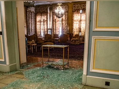 تصاویری از ریزش سقف و آینه‌کاری‌های کاخ سعدآباد در پی حملات دشمن آمریکایی_صهیونی