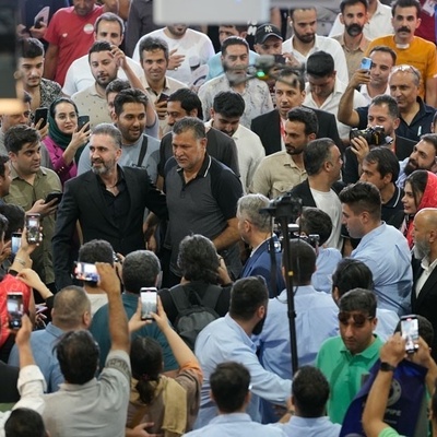 مهدی کرباسیان: رفته بودم بازار سنتی مراکش خرید کنم، داشتن مغازه ها رو می‌بستن که یک پسر اومد وسط داد زد ایران و علی دایی، همه اومدن باز کردن و من...+فیلم