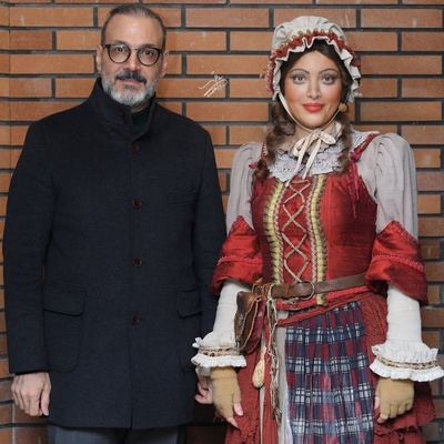 اکران روز با طوطیانیوز: نگاهی به تیپ و استایل ویکتوریایی بهنوش طباطبایی در پشت صحنه نمایش الیور توئیست در کنار مهمان ویژه علیرضا قربانی و سیامک انصاری