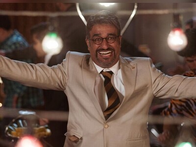 استندآپ کمدی؛ جملات انگیزشی روی دیوار مدرسه مثل فیلمای اصغر فرهادی پایان باز بود! / بیچاره پژمان جمشیدی غش کرد از خنده😂😂