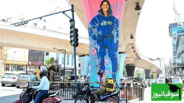 یک نقاشی دیواری بزرگ از فضانورد سونیتا ویلیامز با لباس فضایی آبی‌رنگ در یکی از شهرهای هند