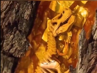 (ویدئو) ایده‌های خلاقانه و بی‌نظیر یک هنرمند در تعمیر خیابان / چقدر برای درست کردن دایناسور زحمت کشید!