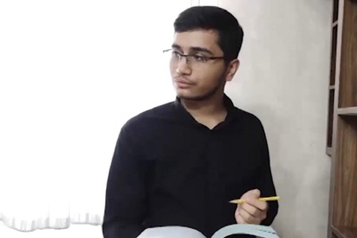 نگاهی به چیدمان اتاق و منزل رتبه 20 کنکور تجربی 1403 از قم/ گوشه دنج اتاق محمدمهدی عاشوری پراز کتاب و جایی آرام برای درس خواندن+ تصاویر