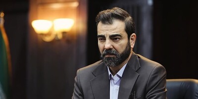 (ویدیو) شعرخوانی دلنشین و احساسی «آقای قاضی» به زبان ترکی آذری پشت موتور / کوچه لره سو سپمیشم...