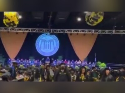 (ویدئو) خروج ناگهانی و خودجوش دانشجویان آمریکایی از مراسم جشن فارغ‌التحصیلی به نشانۀ اعتراض