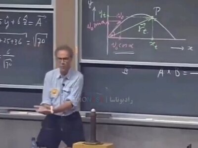 (ویدئو) کلاس درس فیزیکدان عاشق فیزیک پروفسور والتر/ محشره این آدم، چیزی رو که نوشت رو تخته درجا اثباتش کرد