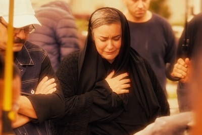 طوفانِ اشک در بارانِ رشت؛ تصاویری از بی‌قراری‌های عمیق و جگرسوز نعیمه نظام‌دوست در فراق پسرعموی جوانشر روحش شاد