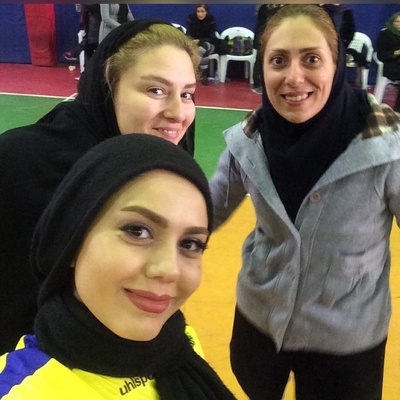 نگاهی به تیپ و استایل ورزشی آزاده زارعی، بازیگر سریال «آوای باران» در کنار شهربانو منصوریان و الهه منصوریان/ کی فکرشو میکرد خانوم بازیگر فوتبالیست باشه؟