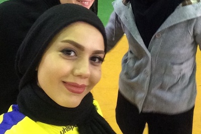 نگاهی به تیپ و استایل ورزشی آزاده زارعی، بازیگر سریال «آوای باران» در کنار شهربانو منصوریان و الهه منصوریان/ کی فکرشو میکرد خانوم بازیگر فوتبالیست باشه؟