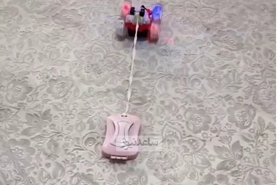 ابتکار مرد ایرانیِ بی‌پول برای نخریدن جاروی رباتیک به عنوان کادوی روز زن همسرش؛ وصل کردن نپتون دستی به ماشین کنترلی پسرش و بقیه ماجرا+ویدیو/ خدا به دادش برسه😂