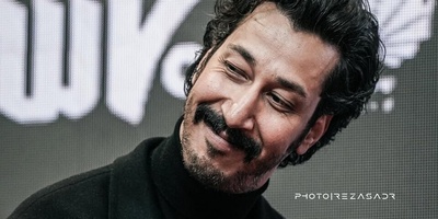 (ویدیو) شیخ‌های عربستان جلوی بهرام افشاری با این عربی حرف زدنش کم میارن!/ حرکت آخرش عالی بود😂😂