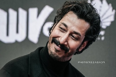 (ویدیو) شیخ‌های عربستان جلوی بهرام افشاری با این عربی حرف زدنش کم میارن!/ حرکت آخرش عالی بود😂😂