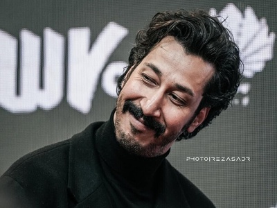 (ویدیو) شیخ‌های عربستان جلوی بهرام افشاری با این عربی حرف زدنش کم میارن!/ حرکت آخرش عالی بود😂😂