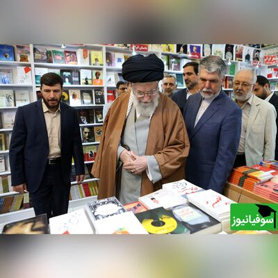 تصویری جذاب از مطالعهٔ رهبر فرزانه در کتابخانهٔ شخصی