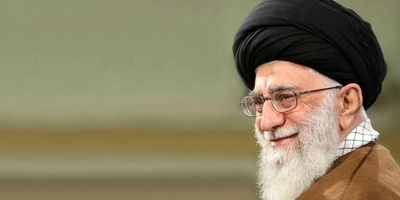 (ویدئو) وقتی شعر «دو کاج» این‌بار همه را غافلگیر کرد؛ شعرخوانی طنز مهدی پرنیان در حضور رهبر معظم انقلاب