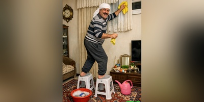 زنگ خلاقیت: ابتکار خنده‌دار و تحسین برانگیز مرد چینی در تمیز کردن خانه حماسه آفرید/ بفرست واسه آقاییت یاد بگیره