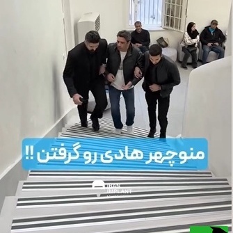 دستگیری منوچهر هادی در پله‌های یک مرکز؛ آقای کارگردان از رفتار این دو مرد هیکلی عاصی شد! +ویدیو/ ولی قرار نبود آخرش اینجوری بشه